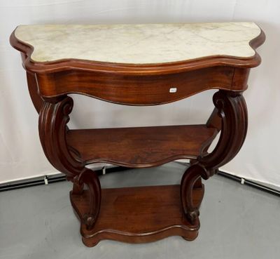une petite table en bois avec un plateau en marbre