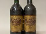 deux bouteilles de vin posées l'une à côté de l'autre sur une table