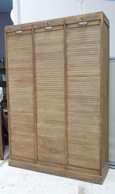 image d'un meuble en bois dans une pièce