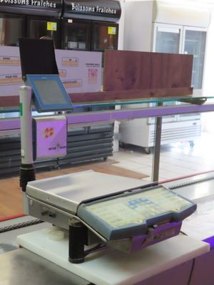 une machine posée sur une table dans un magasin