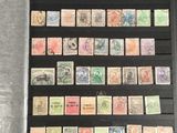 un livre ouvert posé sur une table couverte de timbres