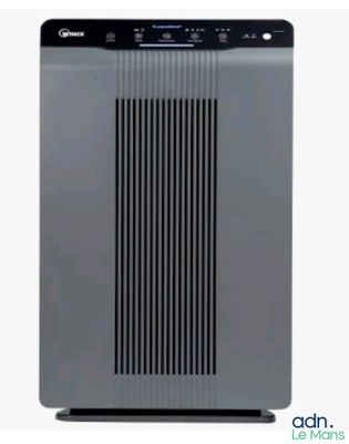 un purificateur d'air gris posé sur une surface blanche