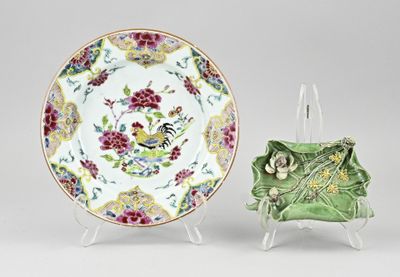 une paire d'assiettes en porcelaine chinoise et un présentoir à assiettes
