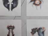 quatre dessins de personnes portant un chapeau, dans quatre couleurs différentes