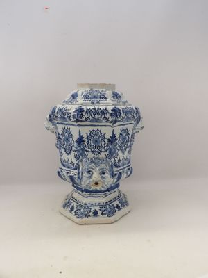 un vase bleu et blanc posé sur une table