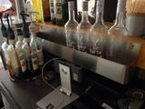 de nombreuses bouteilles d'alcool posées sur le comptoir d'un bar