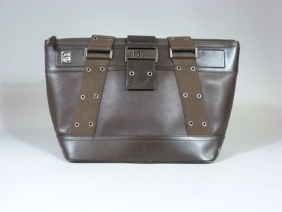 porte-monnaie en cuir marron avec des boucles métalliques et un fermoir métallique