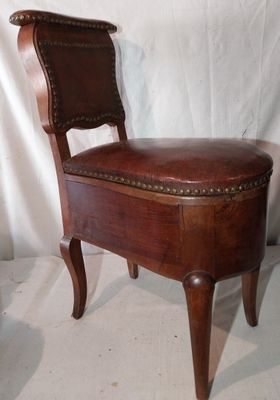 une chaise en bois avec une assise en cuir, sur fond blanc