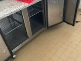 un plan de travail sur lequel sont posés tout un tas de casseroles et de poêles