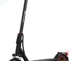 un scooter noir avec des roues rouges et un feu jaune