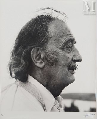 photographie en noir et blanc d'un homme aux cheveux longs portant une cravate