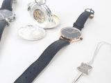 trois types de montres différents posés sur un fond blanc
