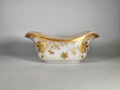Coupe navette en opaline dorée de rinceaux fleuris. XIXe siècle. H : 1 - Photo 1