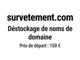 une photo en noir et blanc d'une pancarte sur laquelle on peut lire « survêtement, déstockage de non- »