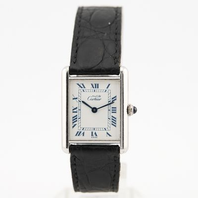 une image d'une montre-bracelet avec des chiffres romains