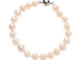 un bracelet de perles blanches avec un fermoir en argent sur fond blanc