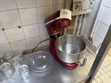 une photo d'un plan de travail de cuisine avec un mixeur et des tasses