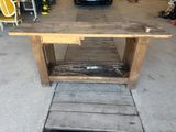 une table en bois dans un garage