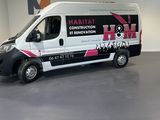 une camionnette blanche garée dans une pièce