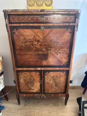 une armoire décorée de fleurs