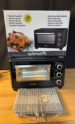 une boîte de nourriture posée sur un plan de travail, à côté d'un four grille-pain