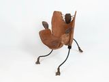 un oiseau en bois posé sur une surface blanche