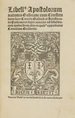 un vieux livre avec l'image d'un blason