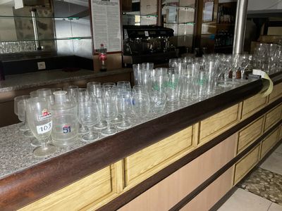 de nombreux verres vides alignés sur le comptoir