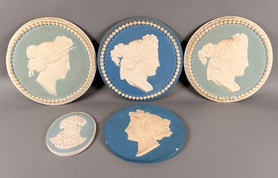 quatre camées bleus et blancs représentant des femmes et des hommes de profil