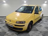 une voiture jaune garée dans un garage