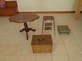 une petite table avec un panier posé dessus, au milieu d'une pièce