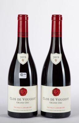 deux bouteilles de vin rouge posées l'une à côté de l'autre sur une table