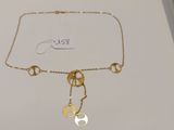 un gros plan sur une boîte sur laquelle est posé un collier