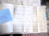 une feuille de papier posée sur un lit, avec un mot accroché dessus