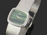une image d'un gros plan d'une montre-bracelet sur une surface noire