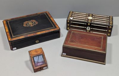 une petite boîte en bois et une petite boîte en bois posées sur une table