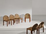 Plusieurs chaises sont alignées sur une surface blanche