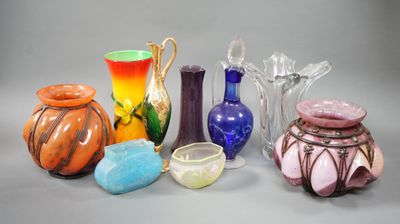 vases en verre de différentes couleurs posés sur une table