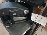 une photo d'une imprimante posée sur un bureau