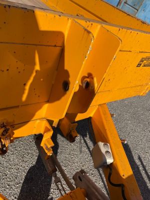 un gros plan d'un petit avion jaune au sol