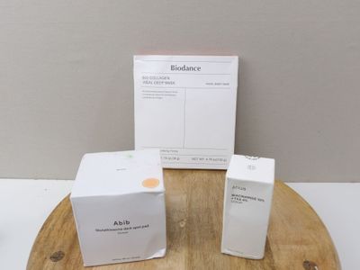trois boîtes posées sur une table, avec une boîte par-dessus