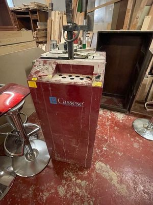 un tabouret rouge posé dans une pièce où se trouve un plan de travail rouge