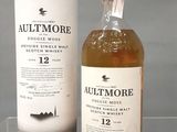 une image représentant une bouteille de whisky à côté d'un bidon