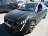 la photo d'une voiture noire garée dans un parking