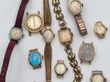 plusieurs modèles différents de montres et de bracelets posés sur un fond blanc