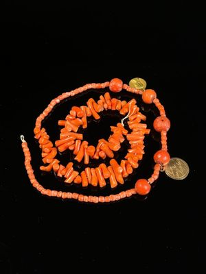 COLLIER orné de deux médailles, l'une figurant la vierge de …