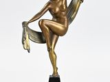 statue en bronze représentant une femme assise sur une chaise, tenant un livre