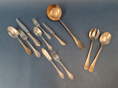 beaucoup de cuillères et de fourchettes sur la table