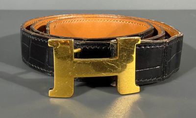 HERMES Ceinture en crocodile noir, boucle H en métal doré