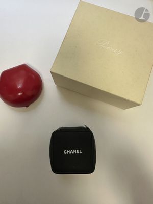une image représentant une boîte et une pomme rouge posées sur une table
